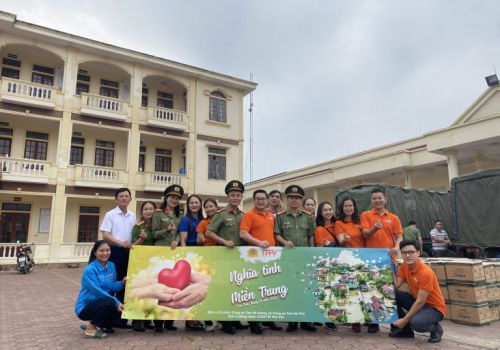 Chủ tịch công ty Tnhh Đầu Tư Phát Triển Mernus chung tay cùng người dân Hà Tĩnh vượt qua nghịch cảnh